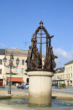 Brunnen Marktplatz Oelsnitz/V., Bronze/Granit, 25 Wasserdüsen, 2008
