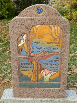 Gedenkstein in Leubnitz für vier Opfer des KZ Flossenbürg/Außenstelle Mehltheuer, 2014, Stein, Email auf Kupfer, Zellenschmelz, 150 cm hoch, 90 cm breit
