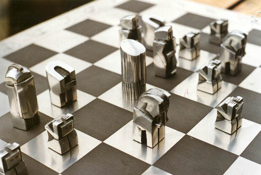 Schachfiguren aus Aluminium. Brett 1 x 1 m
