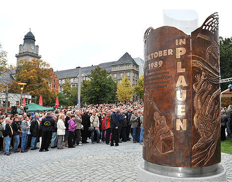 Denkmal zur Erinnerung an die Ereignisse am 7. Oktober 1989 in Plauen (Bronze, Acryl, Granit, Edelstahl, Höhe 3,5 m, Durchmesser 1,5 m, Kerze nachts von innen beleuchtet)
